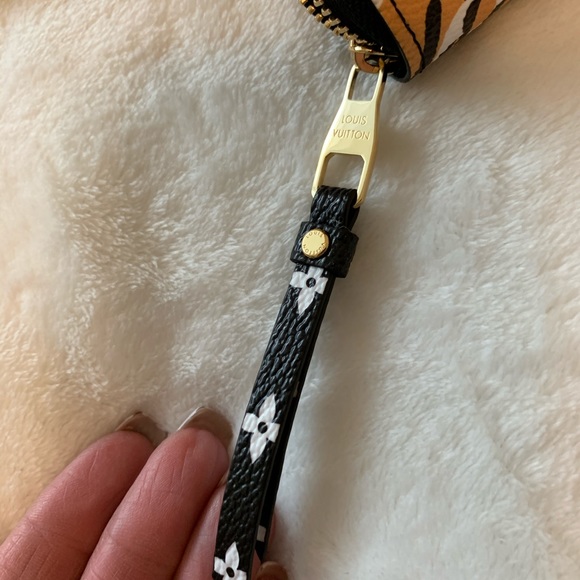 ***SOLD*** Louis Vuitton Jungle zippy - Picture 3 of 8